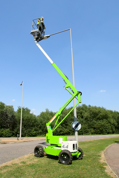 Niftylft HR12 4x4 working on street lighting