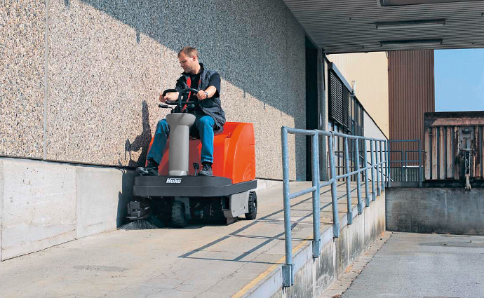 Ride-on vacuum sweepmaster 980 R can be equipped with up to four side brooms